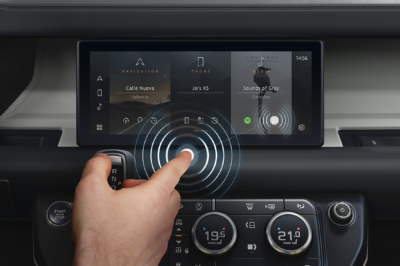 Jaguar Land Rover работает над бесконтактными сенсорными экранами
